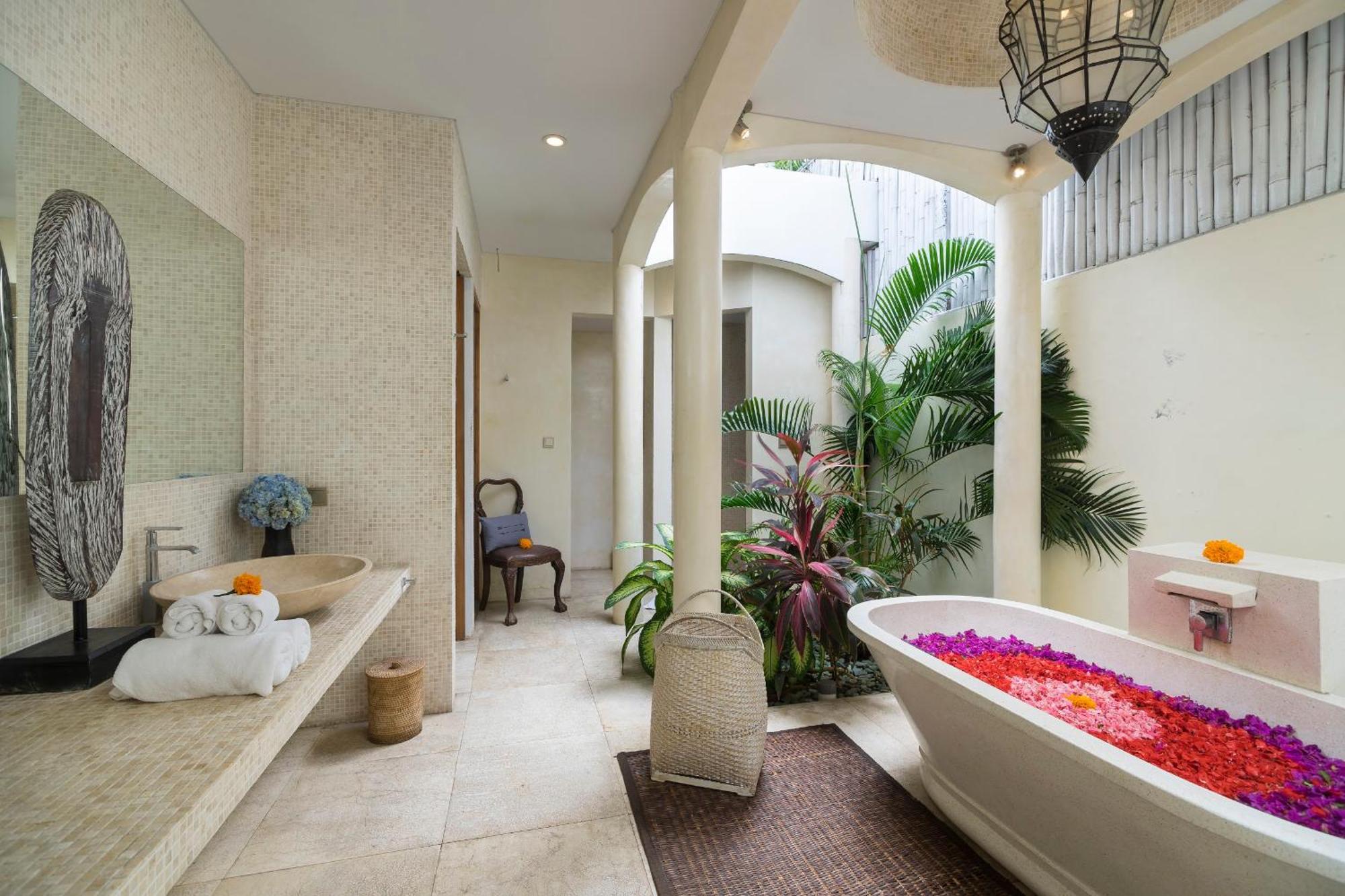 Elegant Villa Casabianca - Tropical Pool & Garden, Near Potato Head Beach Club! Семиняк Екстериор снимка