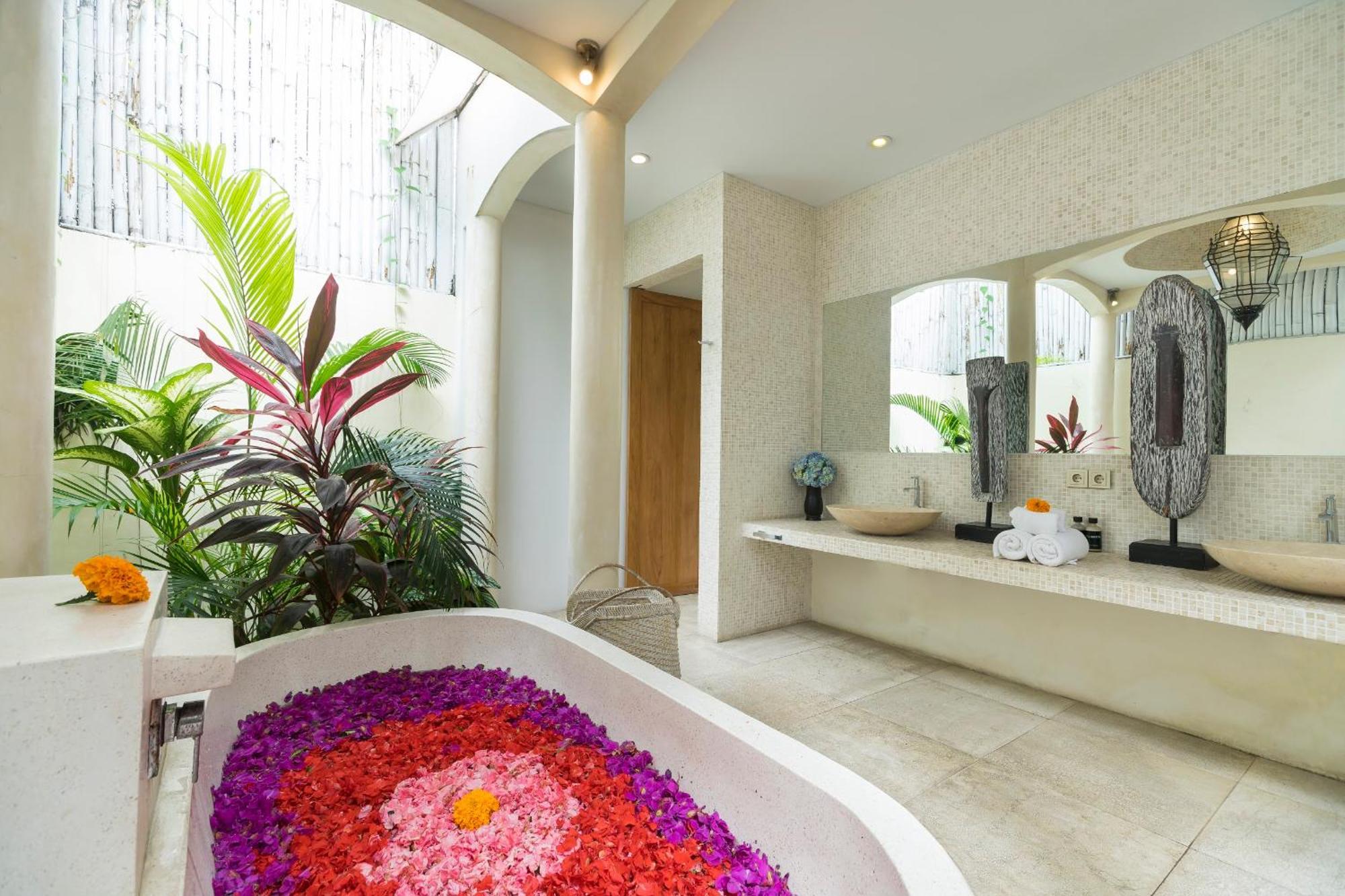 Elegant Villa Casabianca - Tropical Pool & Garden, Near Potato Head Beach Club! Семиняк Екстериор снимка